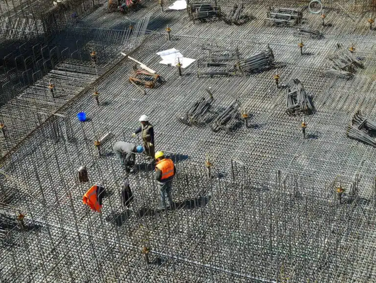 Handwerker auf Baustelle - Mehr Aufträge und Kunden mit SEO für lokale Handwerksunternehmen